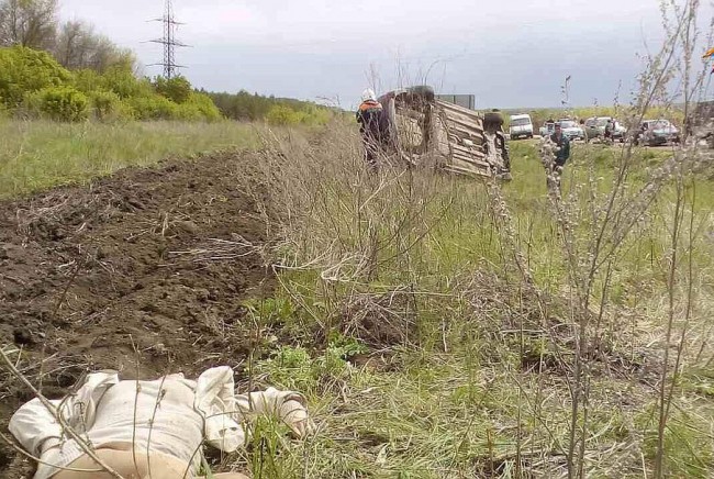 В Саратовской области в момент ДТП непристегнутых пассажиров выбросило из машины