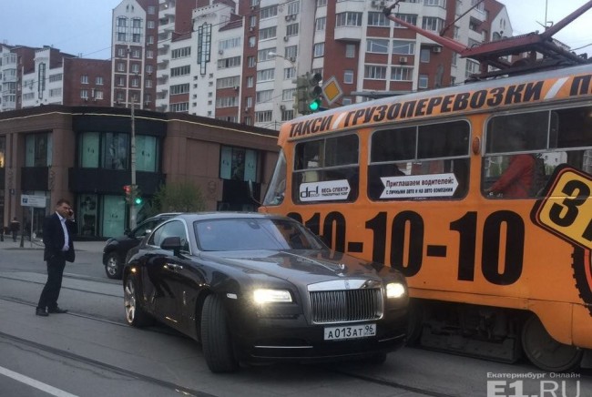 В Екатеринбурге Rolls-Royce столкнулся с трамваем