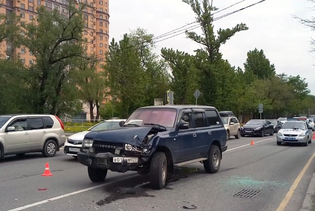 Автомобиль упал в Яузу в центре Москвы
