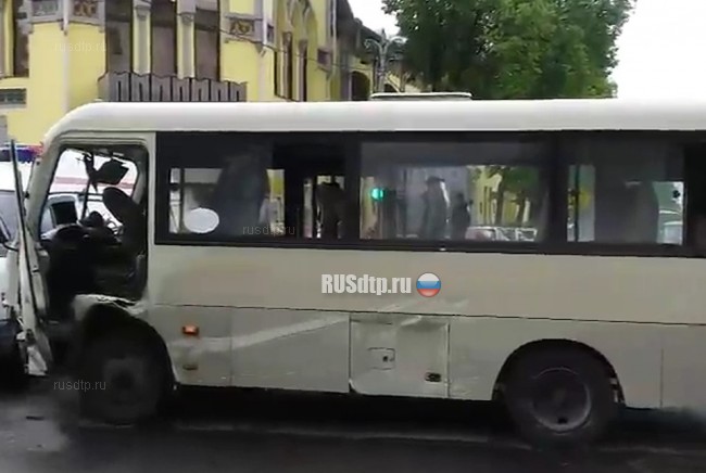В Курске пешеходы руками пытались остановить автобус без водителя