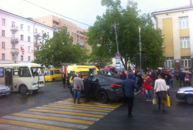 В Курске пешеходы руками пытались остановить автобус без водителя