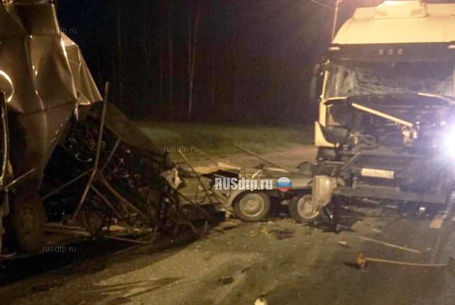 Два большегруза смяли фургон на трассе М-10 в Тверской области