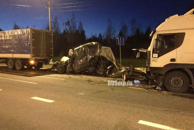 Два большегруза смяли фургон на трассе М-10 в Тверской области