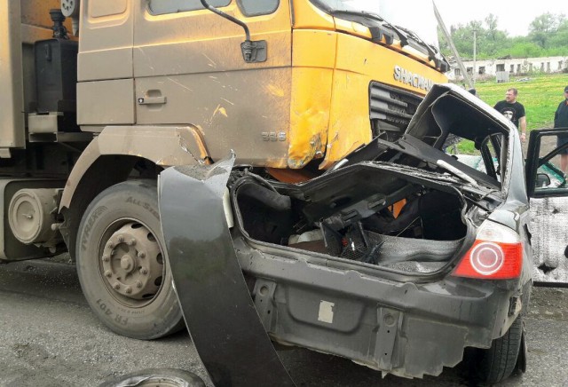 Два человека погибли в смятом грузовиком автомобиле под Уфой