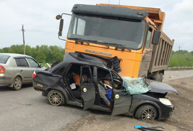 Два человека погибли в смятом грузовиком автомобиле под Уфой