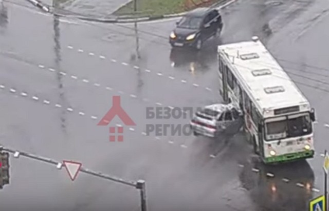 ВАЗ и автобус столкнулись в Ярославле