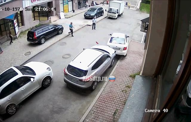В Челябинске женщина показала «мастерство» парковки