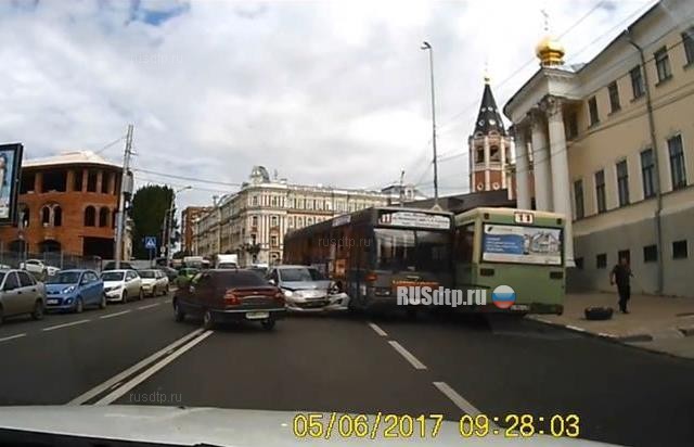 В Саратове в ДТП попал автобус без водителя