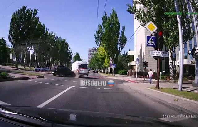 Скорая и внедорожник столкнулись в Донецке