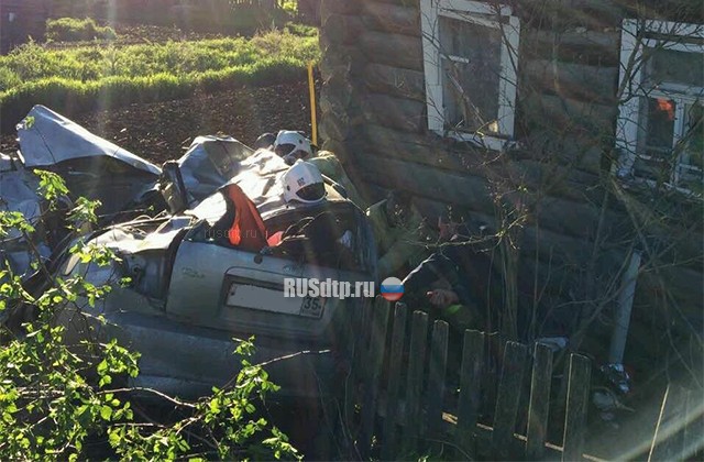 В Вологодской области автомобиль врезался в жилой дом. Погибли водитель и пассажир