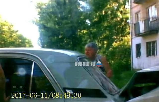 В Брянске «угонщик» пытался задним ходом скрыться от хозяина машины и попал в ДТП