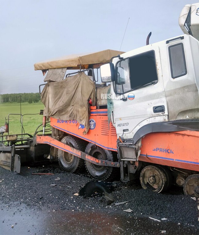 В Башкирии грузовик столкнулся с асфальтоукладчиком. Двое погибли