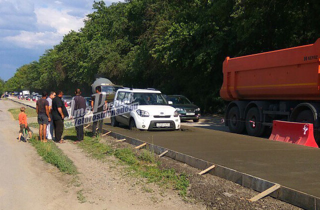 В Ростове автомобили застревают в жидком бетоне при попытке объехать пробку