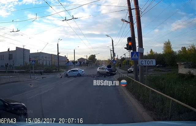 «Skoda Rapid» и «Volkswagen Tiguan» столкнулись на улице Луганской в Кирове