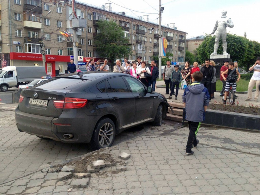 В Чебоксарах BMW X6 сбил женщину с коляской