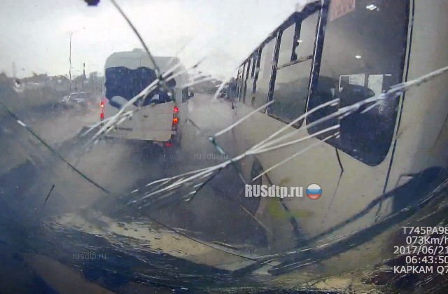 ДТП с автобусами возле «Лахта Центра» запечатлел видеорегистратор
