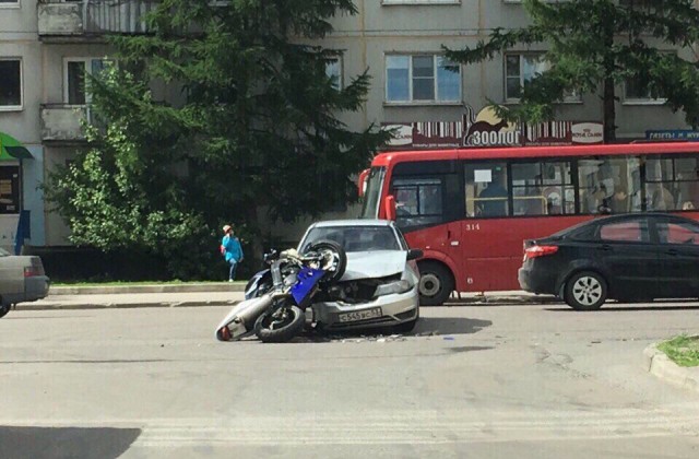 В Новгороде полицейский сбил мотоциклиста. Видео