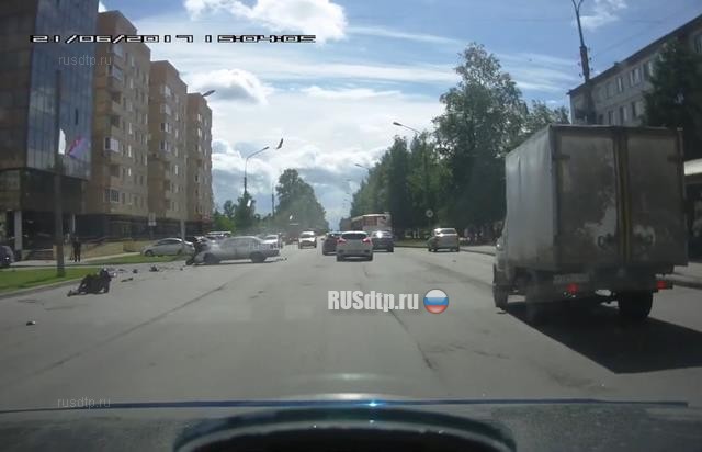 В Новгороде полицейский сбил мотоциклиста. Видео
