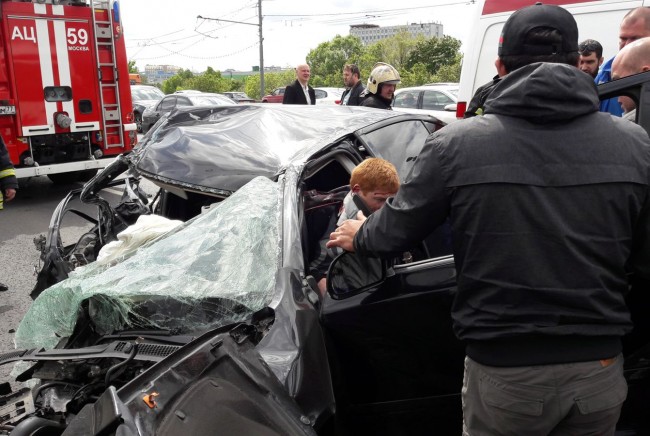 Иномарку разорвало на части в ДТП на Алтуфьевском шоссе в Москве