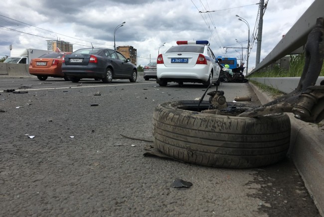 Иномарку разорвало на части в ДТП на Алтуфьевском шоссе в Москве