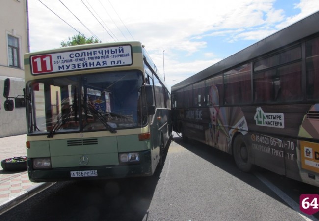 В Саратове в ДТП попал автобус без водителя