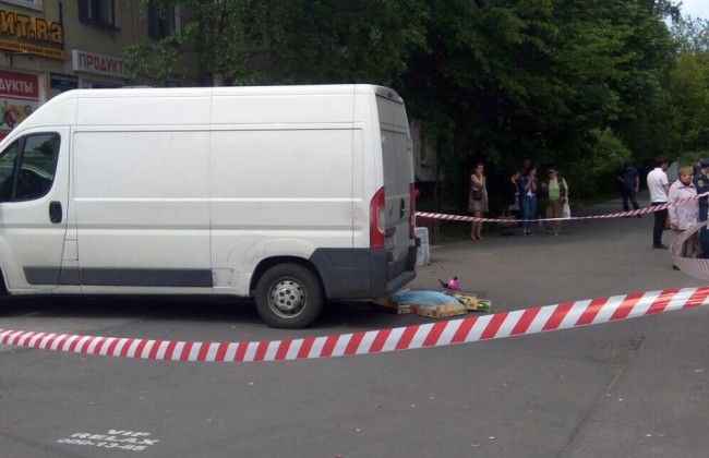 В Петербурге фургон насмерть сбил игравшего во дворе 2-летнего ребенка