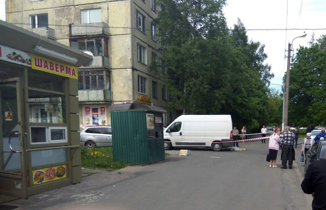 В Петербурге фургон насмерть сбил игравшего во дворе 2-летнего ребенка