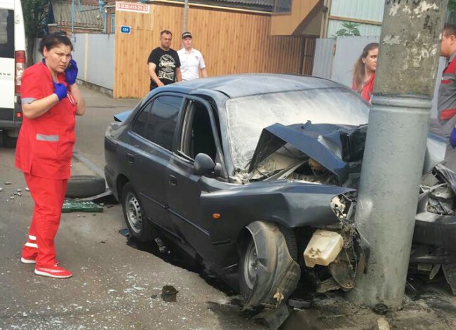 В Краснодаре автомобиль врезался в столб. Трое погибли