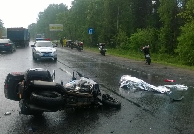 Мотоциклистка погибла в ДТП под Новгородом