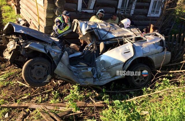 В Вологодской области автомобиль врезался в жилой дом. Погибли водитель и пассажир