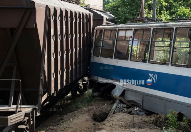 В Днепре в столкновении трамвая и поезда погиб человек