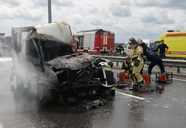 Водитель и пассажирка фургона погибли в огненном ДТП на Витебском проспекте