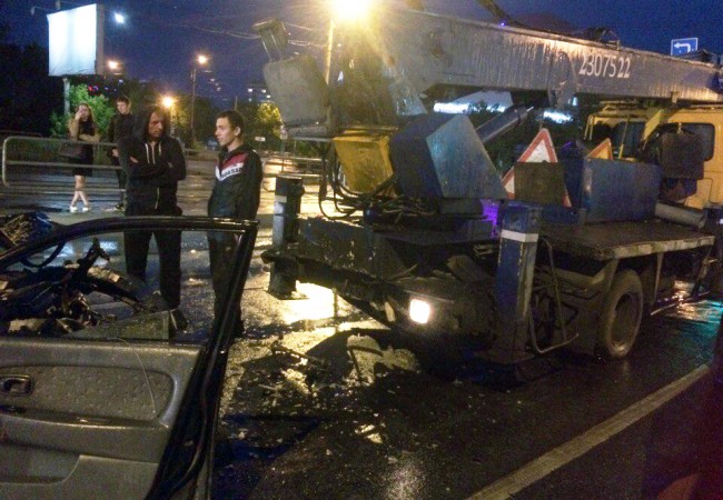 В Челябинске пьяная компания на иномарке врезалась в автовышку