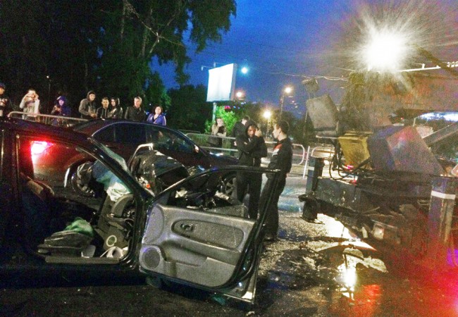 В Челябинске пьяная компания на иномарке врезалась в автовышку