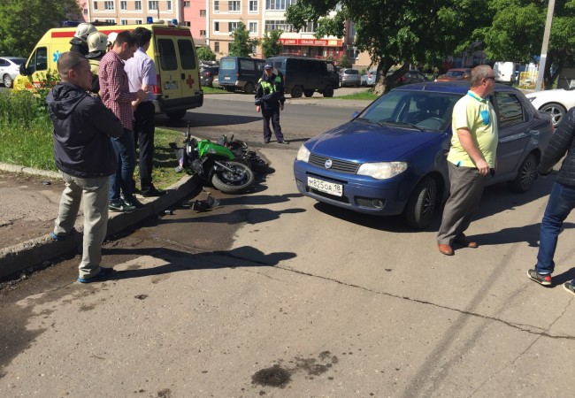 В Ижевске произошло столкновение мотоцикла и легкового автомобиля