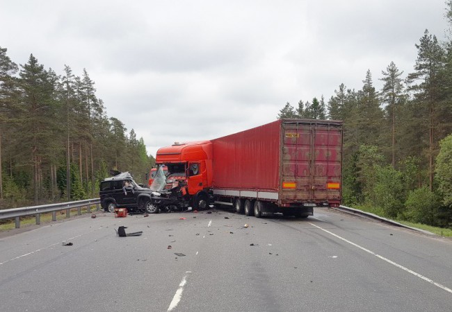 Двое погибли в ДТП с участием УАЗа и фуры на трассе «Скандинавия»