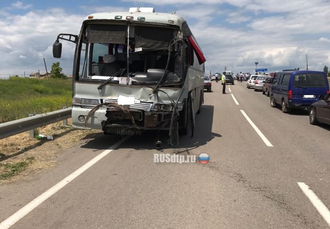 В Ростовской области в ДТП с двумя автобусами двое погибли и 17 пострадали