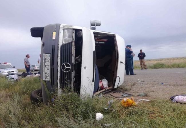 В Калмыкии перевернулся микроавтобус. Пострадали 11 человек