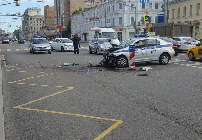 В Москве в ДТП с патрульным автомобилем пострадали четыре человека