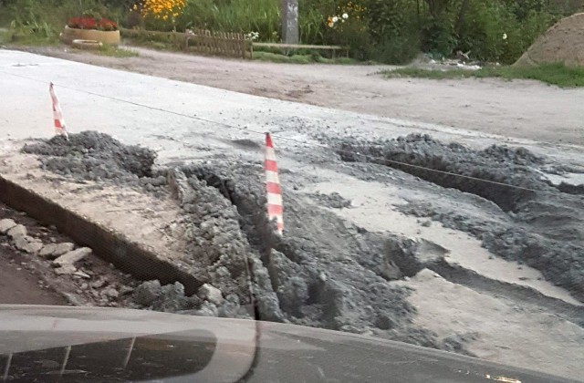 В Ростове автомобили застревают в жидком бетоне при попытке объехать пробку
