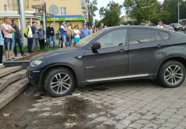 В Чебоксарах BMW X6 сбил женщину с коляской
