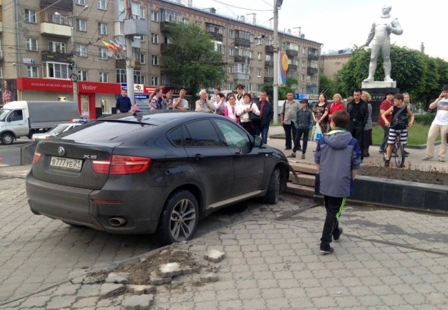 В Чебоксарах BMW X6 сбил женщину с коляской