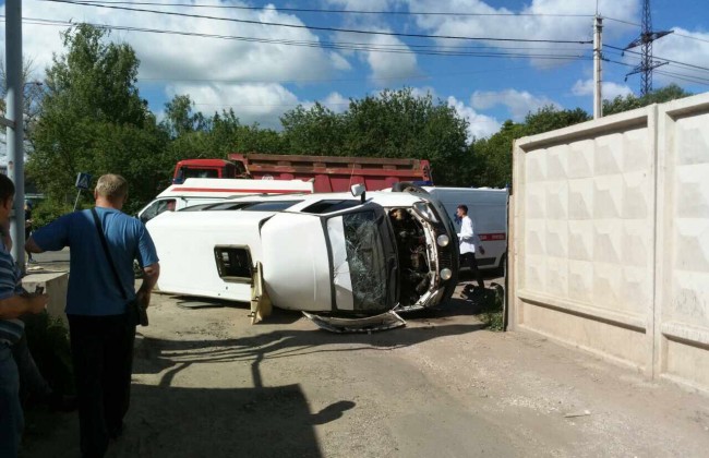 В Орле в ДТП с участием микроавтобуса и грузовика пострадали 9 человек