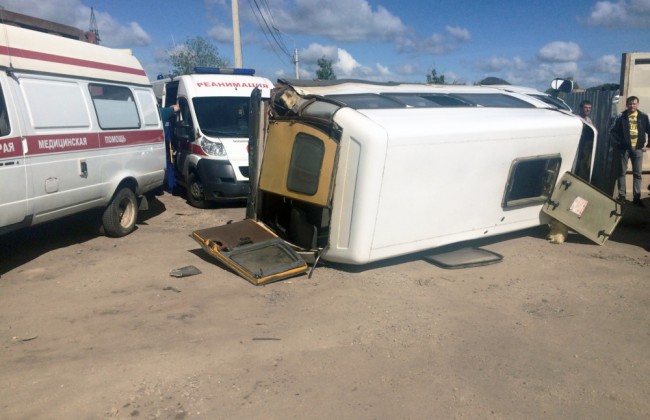 В Орле в ДТП с участием микроавтобуса и грузовика пострадали 9 человек