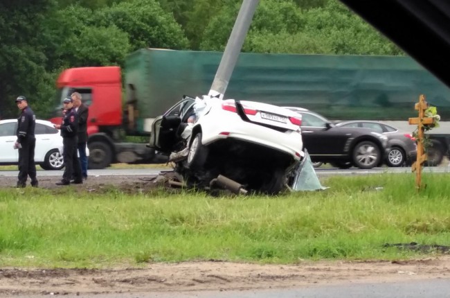 В Тверской области «Тойоту» намотало на столб, погиб водитель