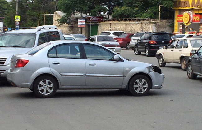 В Симферополе автомобиль сбил четырех человек на остановке