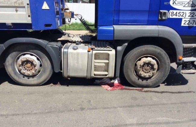 В Саратове грузовик насмерть сбил женщину
