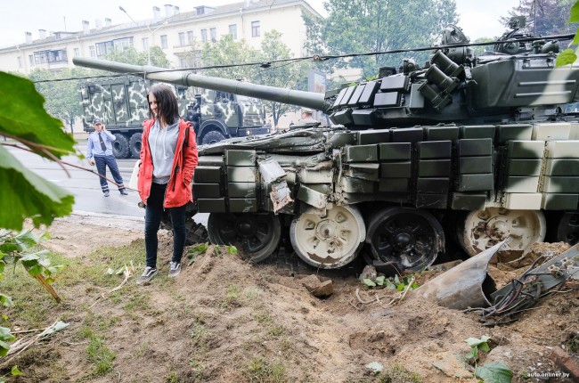 В Минске танк врезался в столб