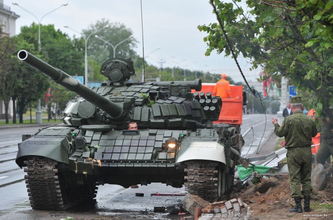 В Минске танк врезался в столб
