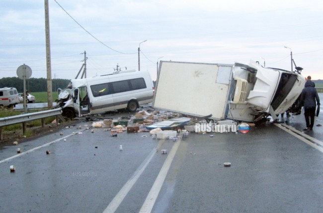 В Тюменской области при столкновении грузовика и автобуса пострадали 11 человек